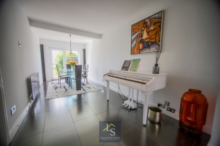 Images for Eskdale Avenue, Bramhall, SK7 EAID:425574707 BID:a331354c-8a27-4290-8521-a2425358b7e6