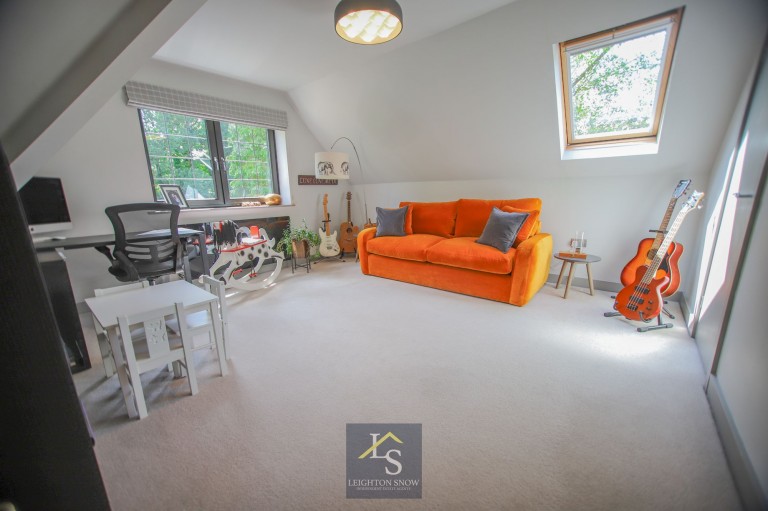 Images for Bridge Lane, Bramhall, SK7 EAID:425574707 BID:a331354c-8a27-4290-8521-a2425358b7e6