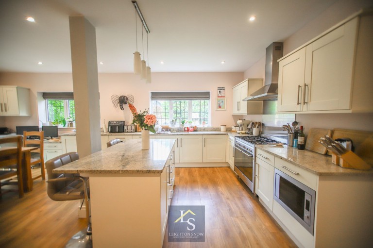Images for Bridge Lane, Bramhall, SK7 EAID:425574707 BID:a331354c-8a27-4290-8521-a2425358b7e6